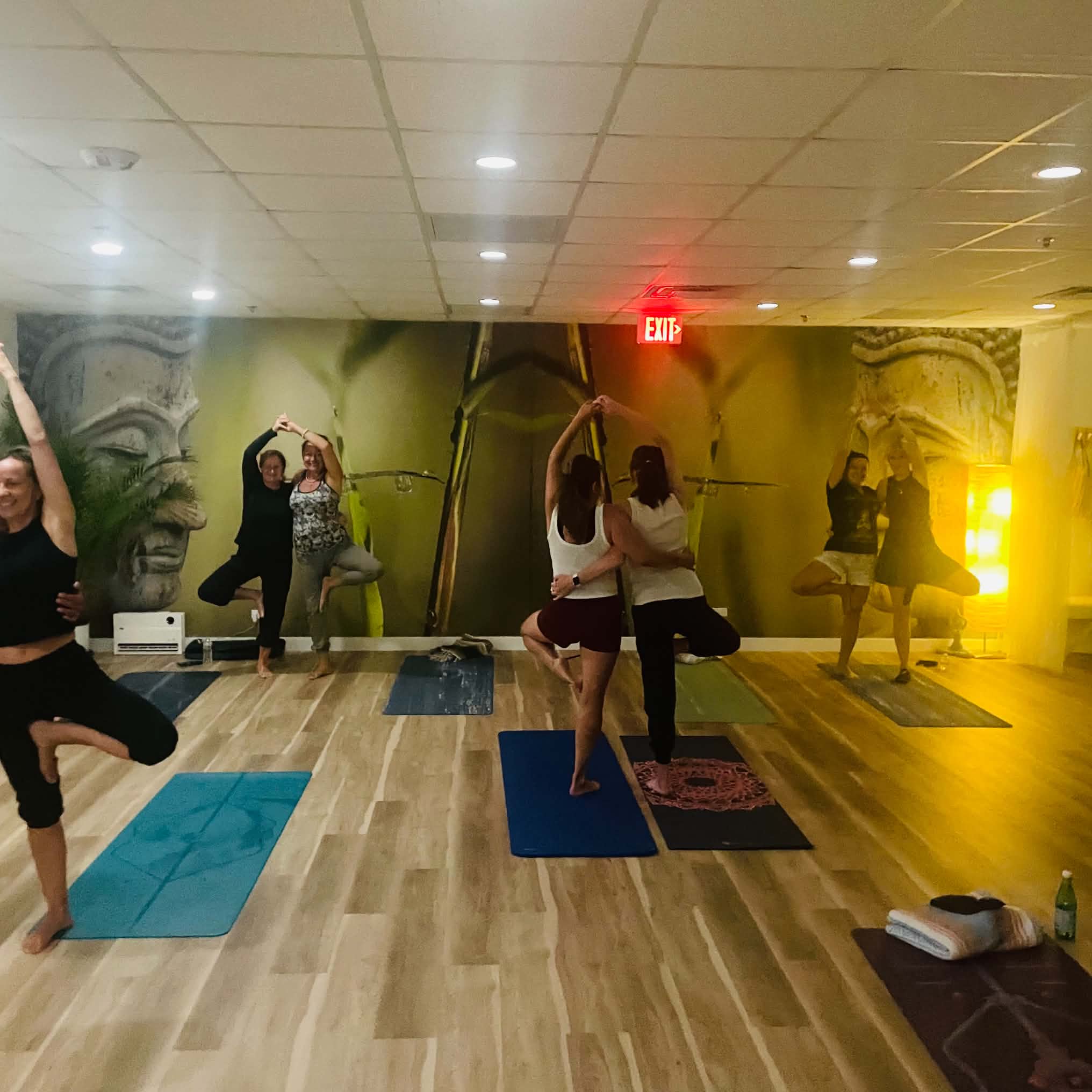 Studio reception with the Yoga Jagoda sign and flowers
